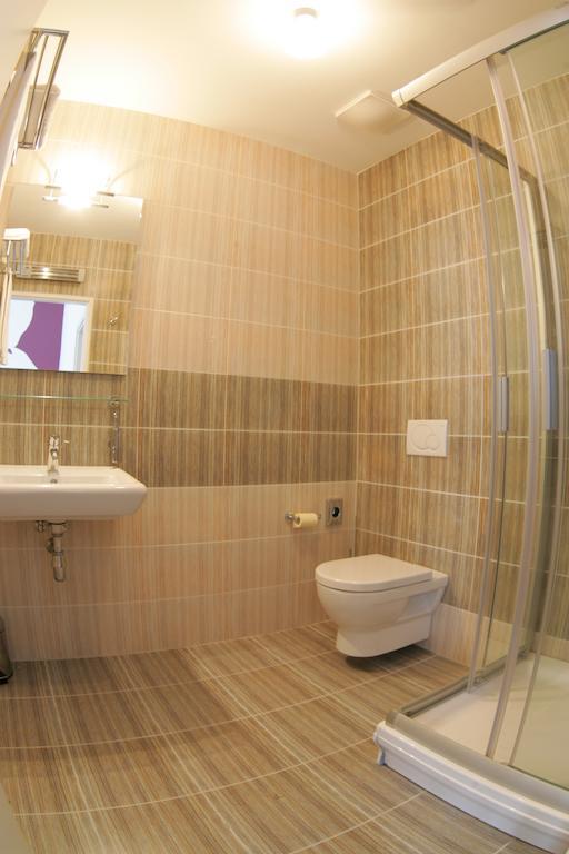 Dahlia Inn Прага Екстериор снимка